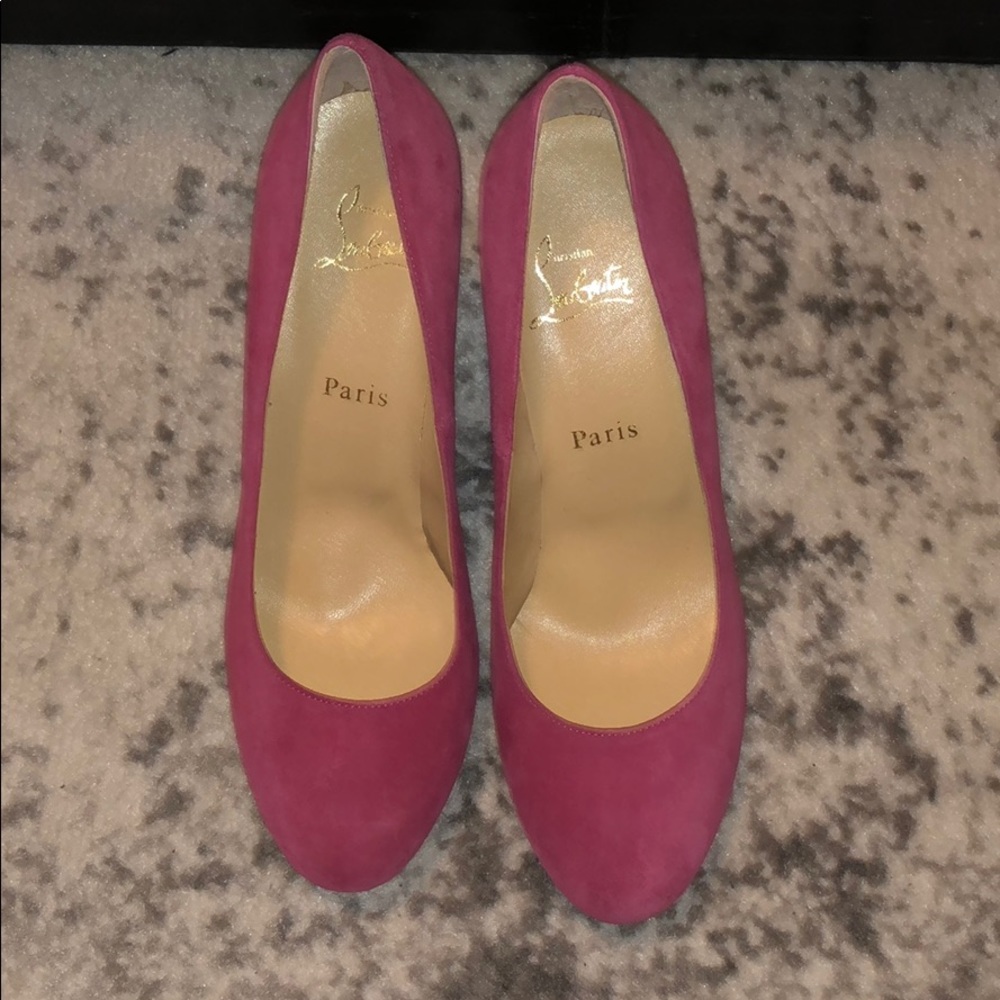 🆕 Christian Loubutin Fifi Suede Rounded toe pumps